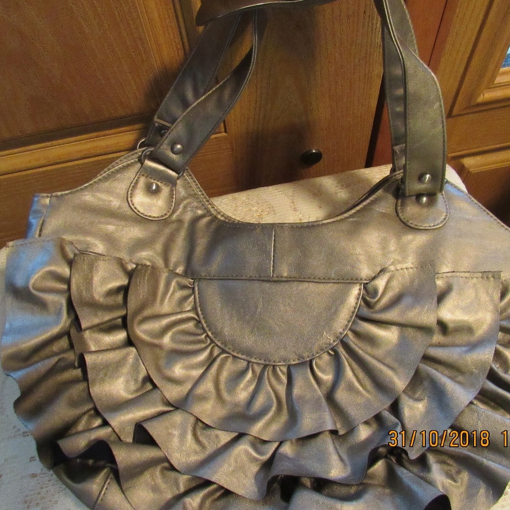 JB568.  Unique Gold Colored Purse